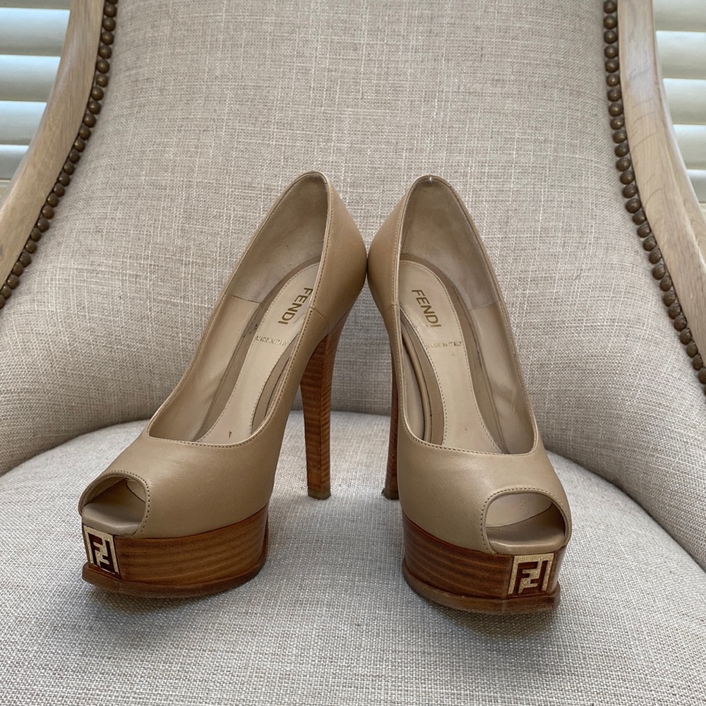FENDI FENDISTA PLATFORM PUMP OPEN-TOE WITH METAL LOGO SHOES